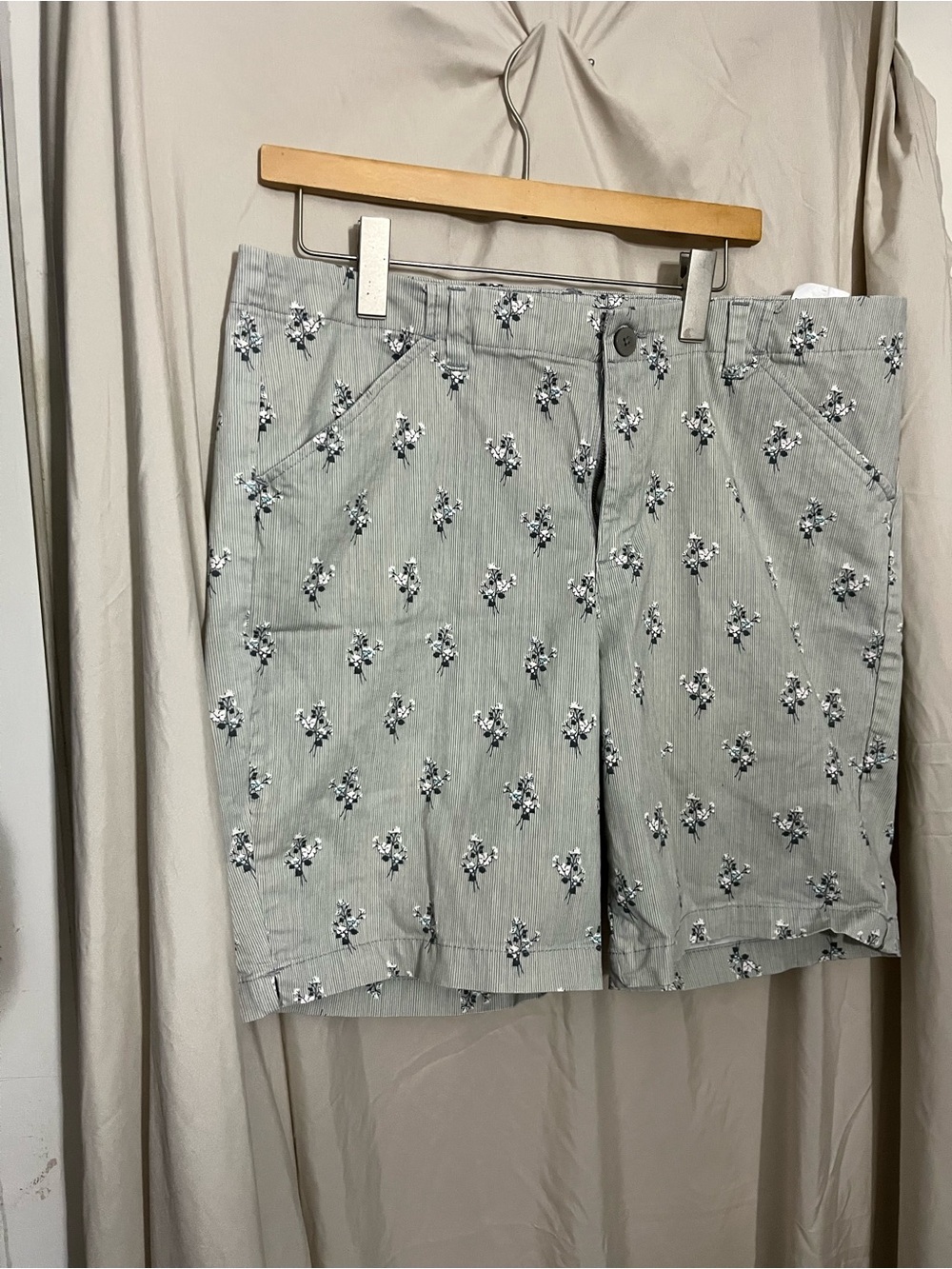 Lee Women's Light Gray Floral Flat Front Shorts